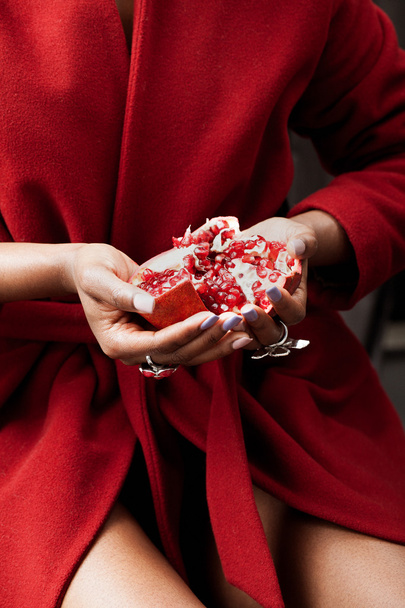 woman holding pomegranate - Foto, Imagem