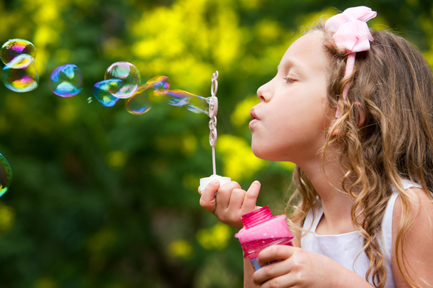 Молодая девушка пускает пузыри
. - Фото, изображение