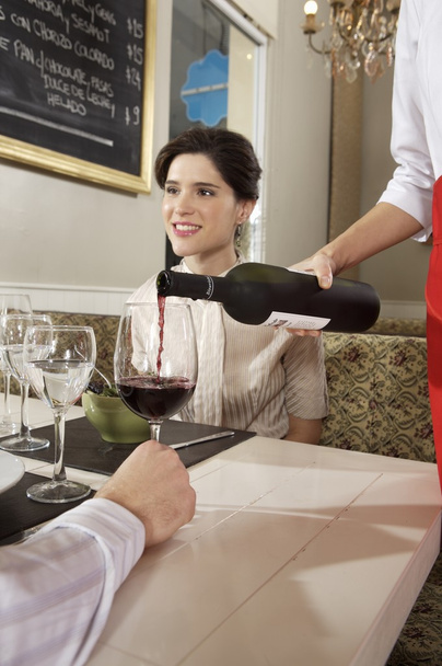 Kellnerin schenkt Wein ein - Foto, Bild