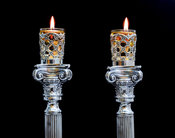 Shabbat κεριά. Ασημένια κηροπήγια με ελαιόλαδο - Φωτογραφία, εικόνα