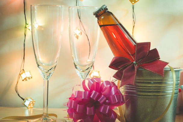Cool Champagne en glas bereiden voor viering. Kaars is ligh - Foto, afbeelding