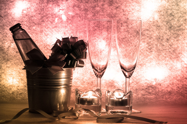Kühler Champagner und Glas bereiten auf die Feier vor. Kerze brennt - Foto, Bild