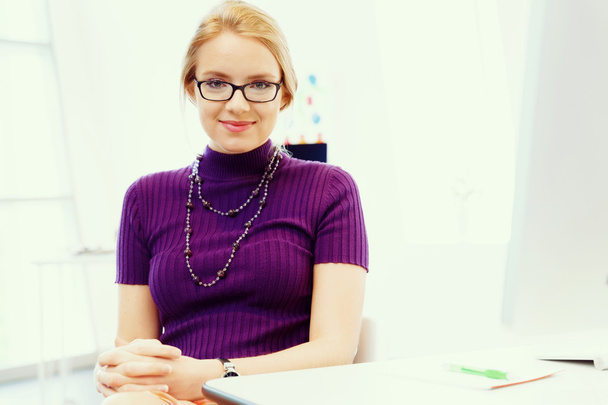 Creative business woman in office - Фото, зображення