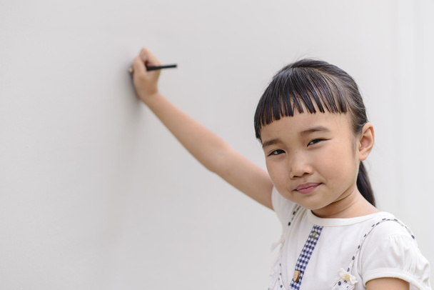 Kid write on wall - Фото, изображение