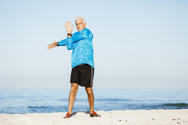 Hombre entrenando en la playa afuera
 - Foto, Imagen