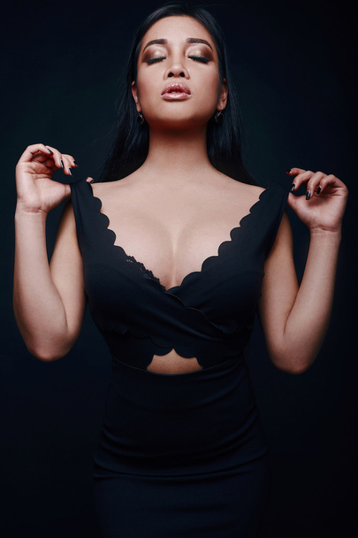 Módní lup portrét krásné elegantní asijské ženy - Fotografie, Obrázek