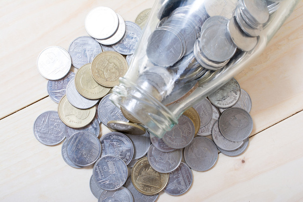 Münzen aus einer Glasflasche verschüttet - Foto, Bild