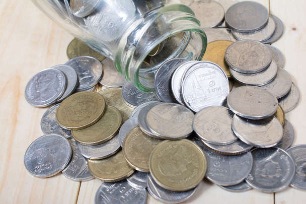 Κέρματα χύνονται από ένα γυάλινο μπουκάλι - Φωτογραφία, εικόνα