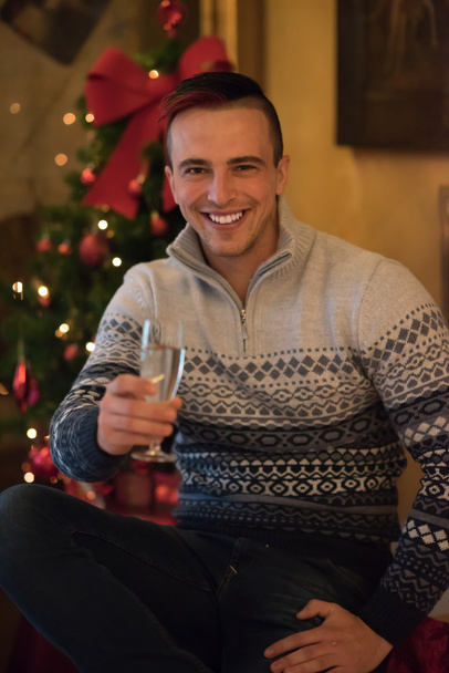 fiatal férfi fél üveg pezsgővel - Fotó, kép