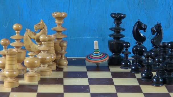 Színes búgócsiga fordult a sakktábla - Felvétel, videó