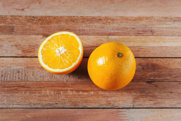 Narancssárga gyümölcs és a fából készült asztal szelet - Fotó, kép