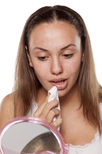 Mujer limpiando su cara - Foto, imagen