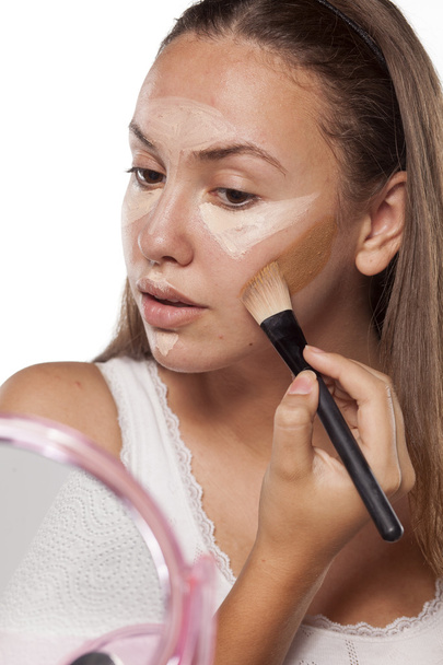 mulher sombreando seu rosto
 - Foto, Imagem