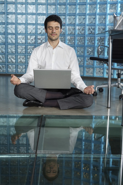 Geschäftsmann praktiziert Yoga - Foto, Bild