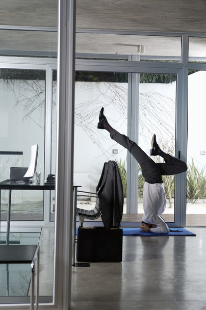 Zakenman beoefenen van yoga op kantoor - Foto, afbeelding