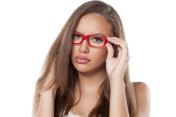 серйозна красива дівчина в окулярах
 - Фото, зображення