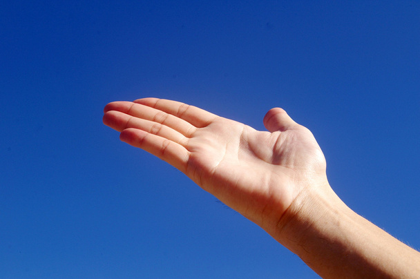Hand geben unter blauem Himmel - Foto, Bild