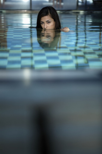 jeune femme dans la piscine - Photo, image