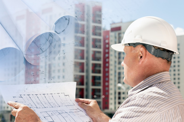 Un collage con un ingeniero examinando planos sobre un fondo con edificios y plan de construcción
 - Foto, Imagen