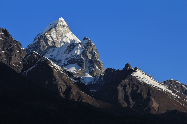 Phuletate, montanha alta no Parque Nacional do Everest
 - Foto, Imagem