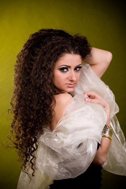 krásná mladá žena v barevné arabské oblečení - Fotografie, Obrázek