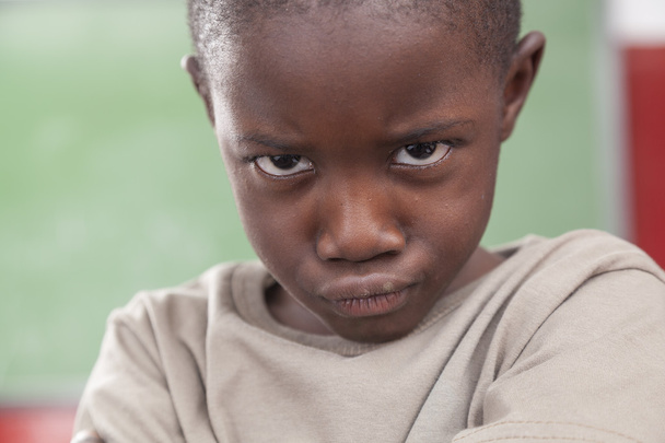 Afrikaanse jongen boos - Foto, afbeelding