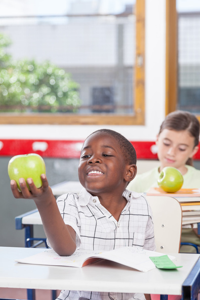 zwarte jongen geven een appel - Foto, afbeelding