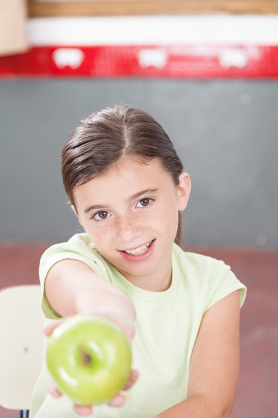Chica compartiendo una manzana
 - Foto, Imagen