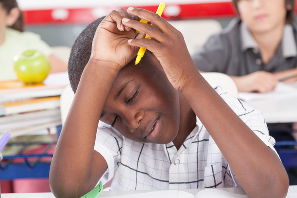 sınıfta üzgün çocuk - Fotoğraf, Görsel