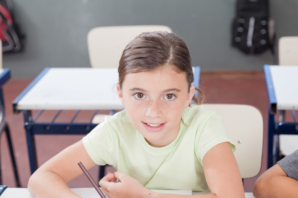 Little girl studying - Foto, afbeelding