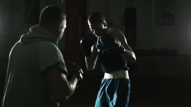 Boxerský trenér trénuje mladý boxer - Záběry, video