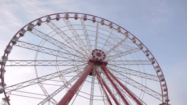 Grande roda gigante perto de um fundo de nuvens de cirro. vista inferior
 - Filmagem, Vídeo