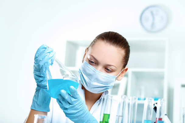 Young scientist working in laboratory - Foto, imagen