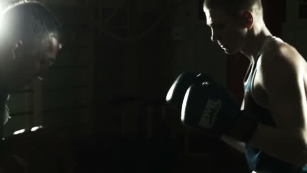 der Boxtrainer trainiert den jungen Boxer - Filmmaterial, Video