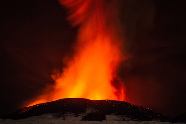 Tulivuorenpurkaus. Etna-vuori purkautuu kraatterista Voragine
 - Valokuva, kuva