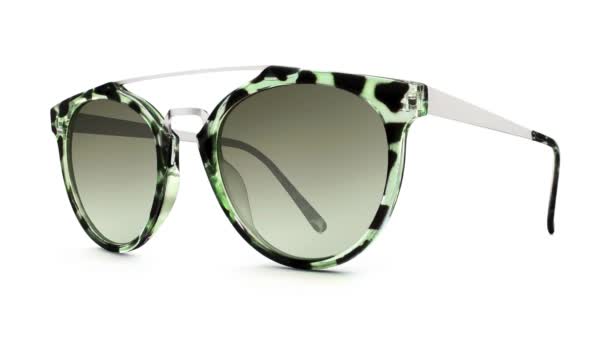 verschiedene Mode Sonnenbrillen isoliert auf weißem Hintergrund - Filmmaterial, Video