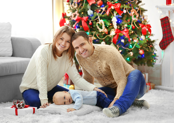 Christmas family portrait in home holiday living room - Foto, Imagen