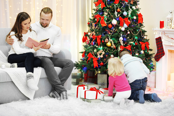 Christmas family in holiday living room - Foto, immagini