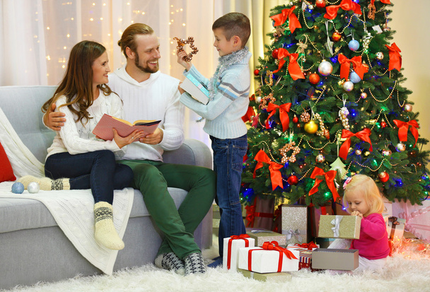 Christmas family in holiday living room - Foto, afbeelding