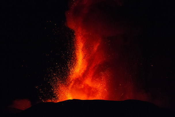 Erupção vulcânica. Monte Etna em erupção da cratera Voragine
 - Foto, Imagem