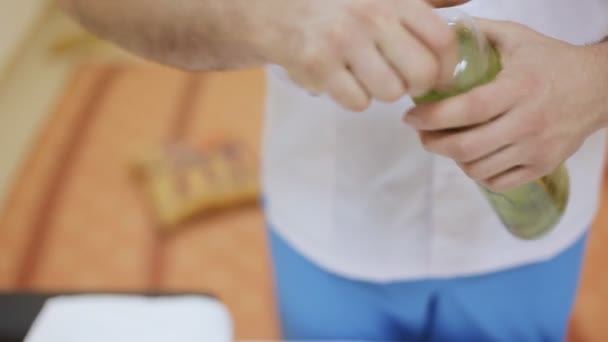 Close-up  massage therapist rub hands using oil - Filmagem, Vídeo