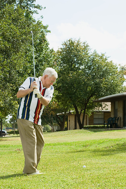Homem sênior jogando golfe
 - Foto, Imagem