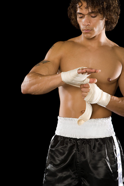 Boxer amarrando bandagem
 - Foto, Imagem