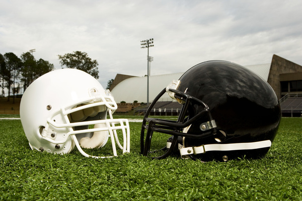 黒と白のフットボール用ヘルメット - 写真・画像
