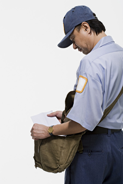 Postacı mektubu holding - Fotoğraf, Görsel