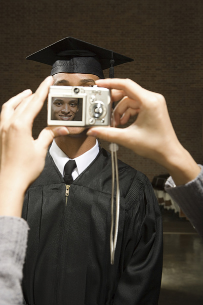 Αρσενικό απόφοιτος έχοντας του φωτογραφίζονται - Φωτογραφία, εικόνα
