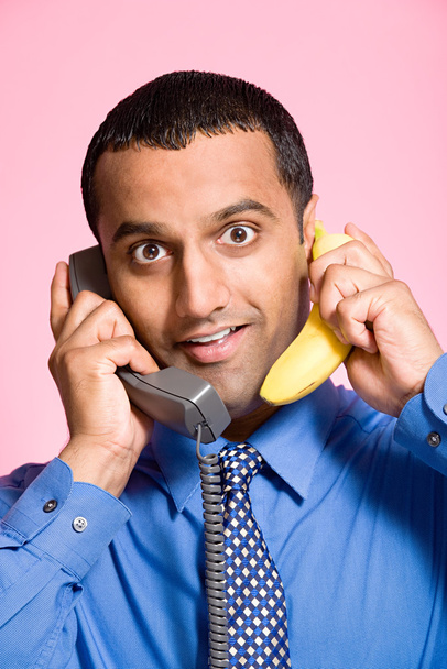 Człowiek za pomocą banana jako telefon - Zdjęcie, obraz