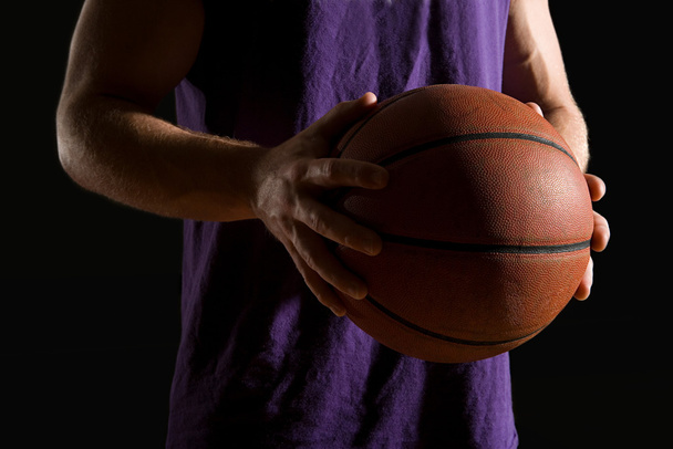 Чоловік тримає баскетбольний
 - Фото, зображення