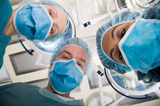 Χειρουργοί κοιτάζοντας προς τα κάτω - Φωτογραφία, εικόνα
