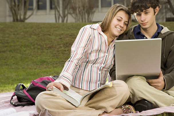 δύο φοιτητές που σπουδάζουν σε εξωτερικούς χώρους - Φωτογραφία, εικόνα